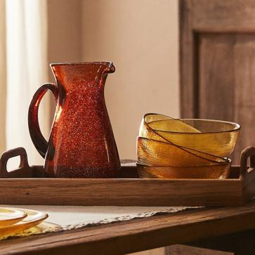 Imagen secundaria 1 - La vajilla blanca de loza está disponible en Zara Home desde 3.99 euros la pieza, la bandeja de madera cuesta 19.99 euros y las piezas de cristalería de vidrio textirizado de colores, desde 5.99 euros.