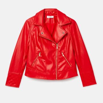 Imagen secundaria 1 - La Reina Letizia copia a Isabel Díaz Ayuso con un vestido de Mango y esta chaqueta roja tan original que rejuvenece y favorece a partes iguales