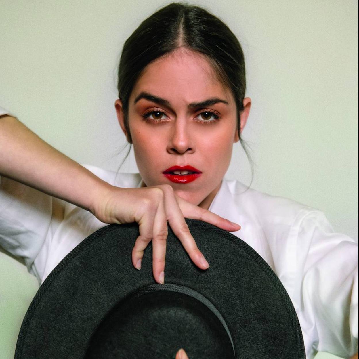 Estilismo: Almudena Carnicero. Asistente de fotografía: Antonio Soriano. Asistente de estilismo: Maria Vidal. Maquillaje y peluquería Yurema Villa (Ana Prado) para Guerlain y Mön Icon Team. Agradecimiento: Teatros del Canal (Madrid). teatroscanal.com 