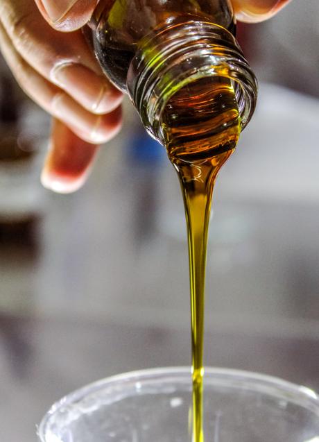 Imagen - El aceite de oliva es esencial para la tortilla de patata perfecta (Fulvio Ciccolo / Unsplash).