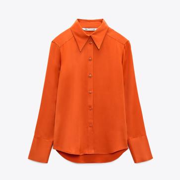 Imagen secundaria 1 - El naranja, en su versión más vibrante, es otra de las apuestas más potentes de la nueva colección de Zara. Camisa satinada de Zara (29,99 euros). 