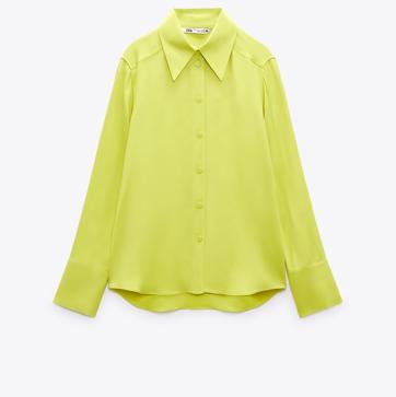 Imagen secundaria 1 - El verde ácido, que recuerda al tono de las pelotas de tenis, es uno de los tonos estrella de la primavera de Zara. Llévalo sobre una camisa satinada como este diseño de Zara (29,99 euros): 