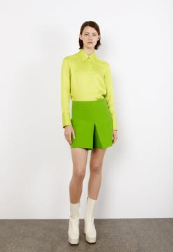 Imagen secundaria 2 - El verde ácido, que recuerda al tono de las pelotas de tenis, es uno de los tonos estrella de la primavera de Zara. Llévalo sobre una camisa satinada como este diseño de Zara (29,99 euros): 