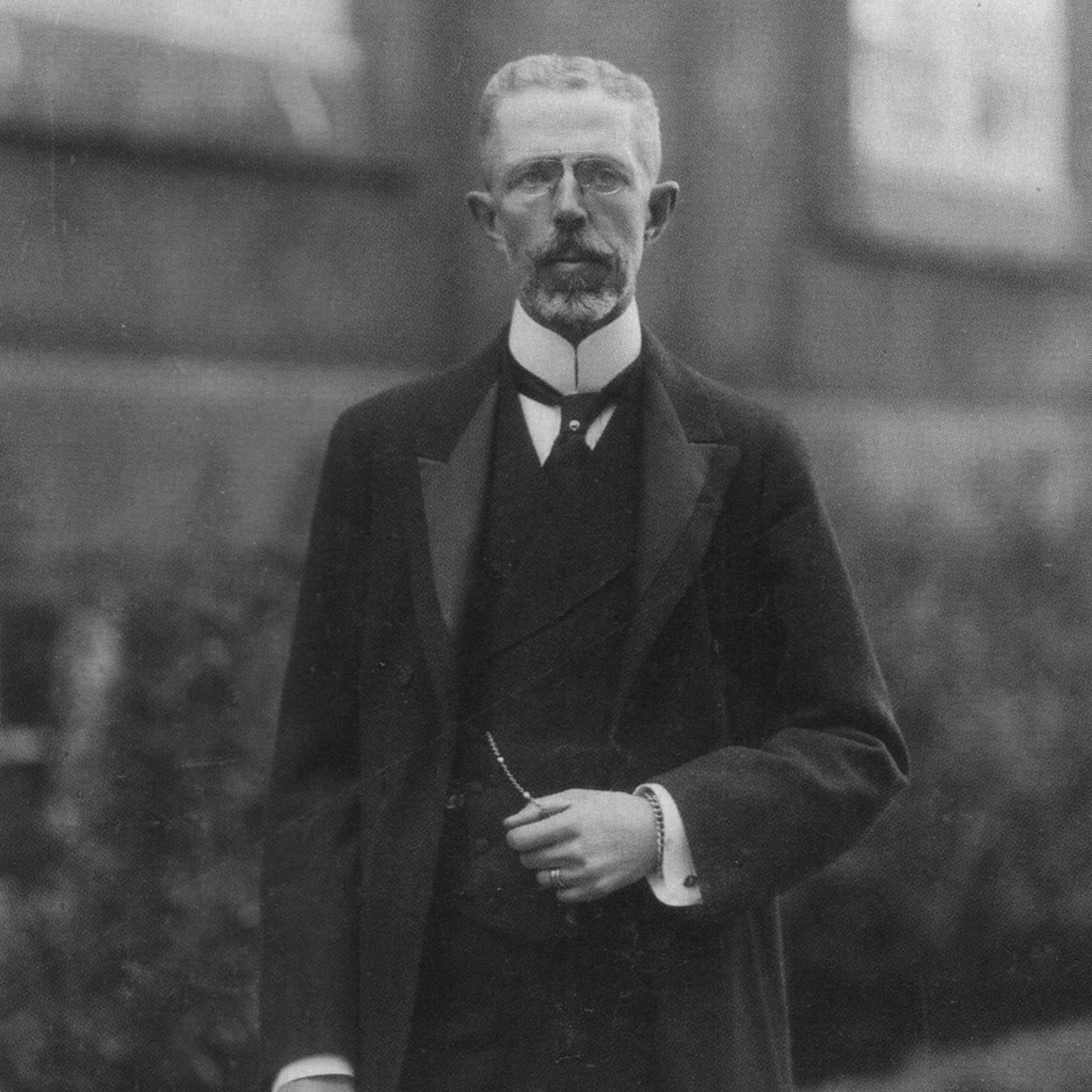 El rey Gustavo V de Suecia, bisabuelo del actual rey de Suecia Carlos Gustavo, mantuvo una relación homosexual con un joven casado y 39 años menor que él.