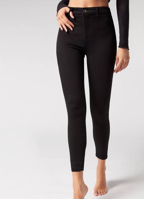 Imagen - Los vaqueros térmicos de Calzedonian tienen un diseño ajustado que crea una silueta muy estilizada