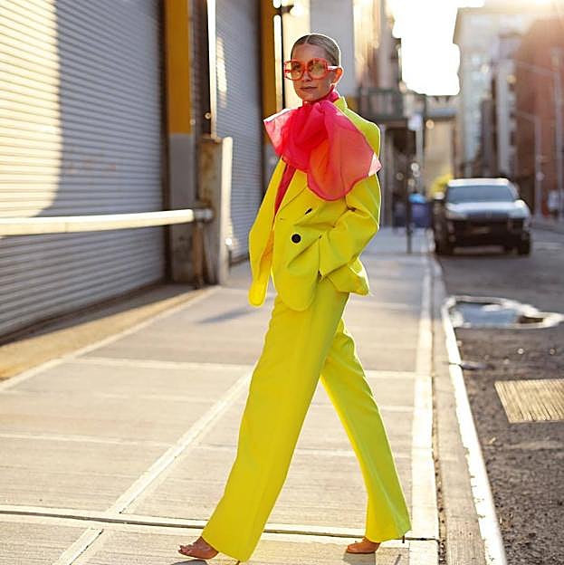 Lisas o estampadas: las blusas con lazada al cuello son el truco fácil para elevar la elegancia de tus looks al instante