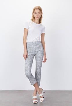 Imagen secundaria 2 - Estos son los pantalones estampados de flores súper bonitos que mejor sientan con camisas y camisetas para llevar a diario