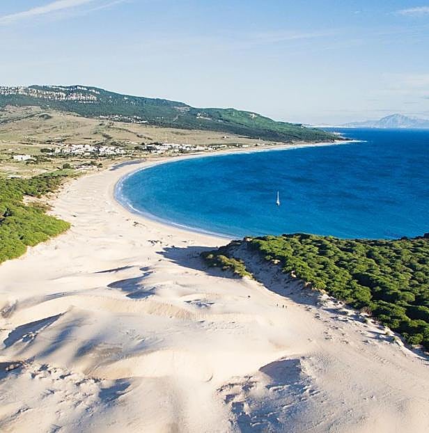 Tarifa, la capital del viento con las mejores playas y olas para hacer windsurf (y uno de los pueblos con la historia más sorprendente de España)