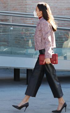 Imagen secundaria 2 - Los zapatos más cómodos de la reina Letizia: con taconazo y plataforma.