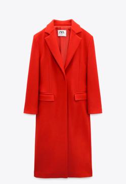 Imagen secundaria 2 -  1 y 3. Abrigo largo de lana de corte masculino en color rojo de Zara (129 euros). 2. Sandalias con plataforma en color rojo de Zara (89,99 euros). 