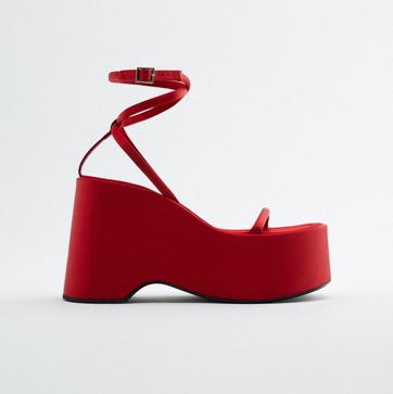Imagen secundaria 1 -  1 y 3. Abrigo largo de lana de corte masculino en color rojo de Zara (129 euros). 2. Sandalias con plataforma en color rojo de Zara (89,99 euros). 