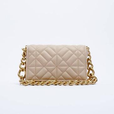 Imagen secundaria 1 - Zara nos trae un bolso de pelo y otro de acabado acolchado