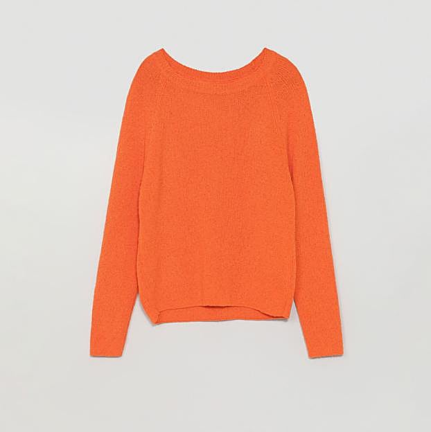 Imagen principal - Vaqueros rotos y jersey naranja: el look cómodo y rejuvenecedor de Eugenia Silva muy fácil (y barato) de copiar