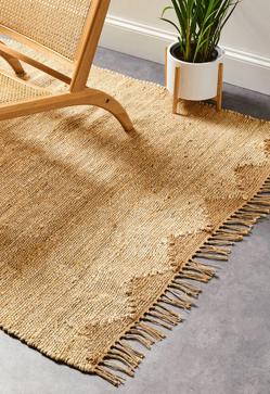 Imagen secundaria 2 - Los muebles de Primark Home son los más bonitos y baratos: el aparador de ratán cuesta 70 euros; el conjunto de mesas auxiliares de mármol y dorado cuesta 50 euros y la alfombra de yute cuesta 55 euros.