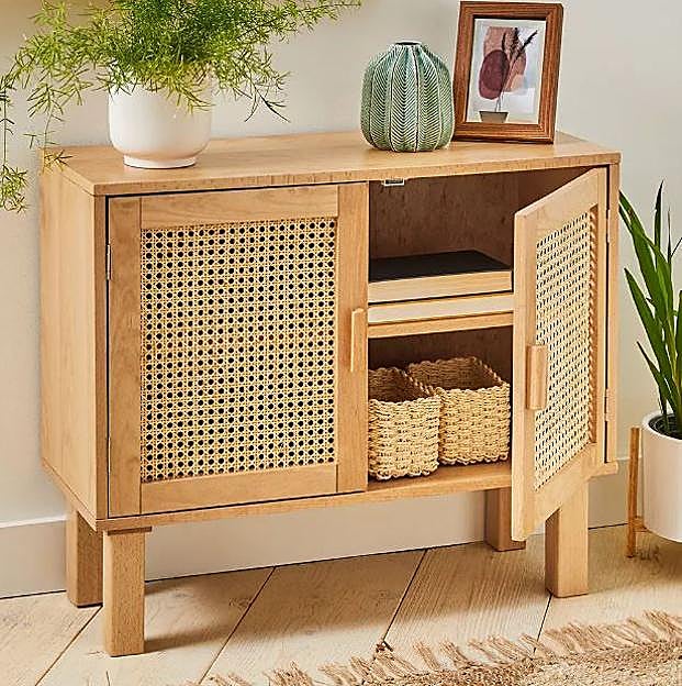 Imagen principal - Los muebles de Primark Home son los más bonitos y baratos: el aparador de ratán cuesta 70 euros; el conjunto de mesas auxiliares de mármol y dorado cuesta 50 euros y la alfombra de yute cuesta 55 euros.