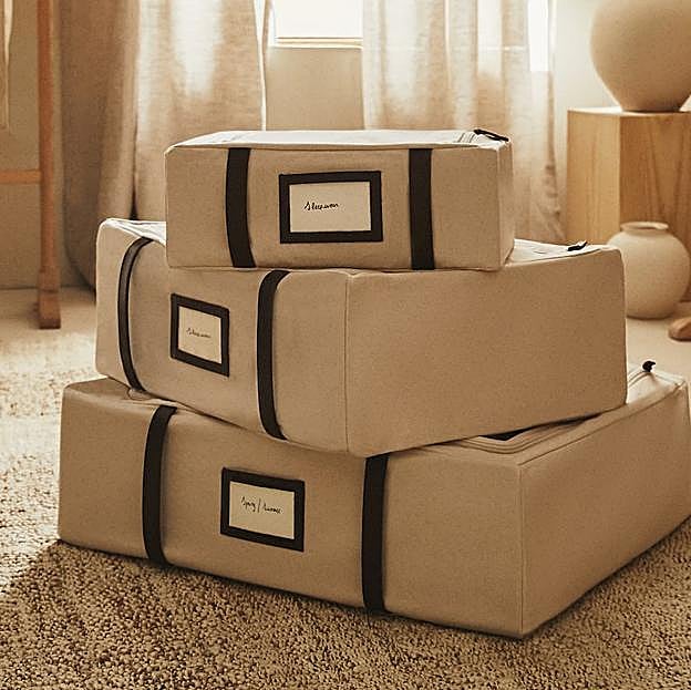 Imagen principal - Las cajas organizadoras de armario de Zara Home cuestan 29.99 euros la de canvas y piel; 25.99 euros la de luno plegable; y 19.99 euros el organizador colgante.