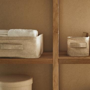 Imagen secundaria 1 - Las cestas organizadoras de lino de Zara Home están disponibles desde 6.99 euros, y las bolsas (perfectas para guardar la ropa sucia, por ejemplo) cuestan 19.99 euros.