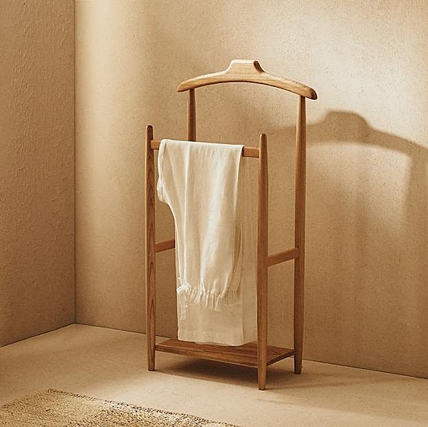 Imagen principal - El galán de madera de fresno cuesta 149 euros, la silla con perchero en madera de fresno cuesta 159 euros y el perchero tipo burro cuesta 99.99 euros en Zara Home.