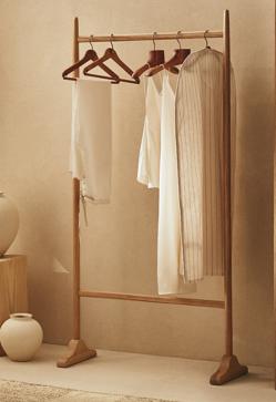 Imagen secundaria 2 - El galán de madera de fresno cuesta 149 euros, la silla con perchero en madera de fresno cuesta 159 euros y el perchero tipo burro cuesta 99.99 euros en Zara Home.