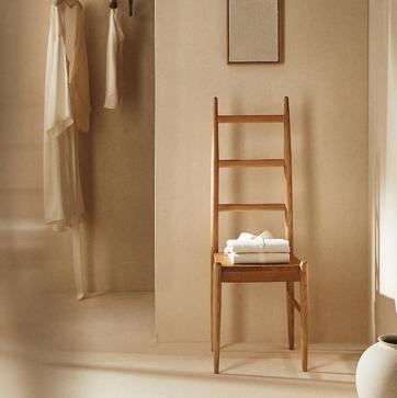 Imagen secundaria 1 - El galán de madera de fresno cuesta 149 euros, la silla con perchero en madera de fresno cuesta 159 euros y el perchero tipo burro cuesta 99.99 euros en Zara Home.