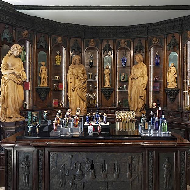 Imagen principal - Y aquí Arriba, perfumes en la tienda The Merchant of Venice, Abajo, frascos de una edición limitada inspirada en los patines de las góndolas y perfume de La Fenice Collection. 