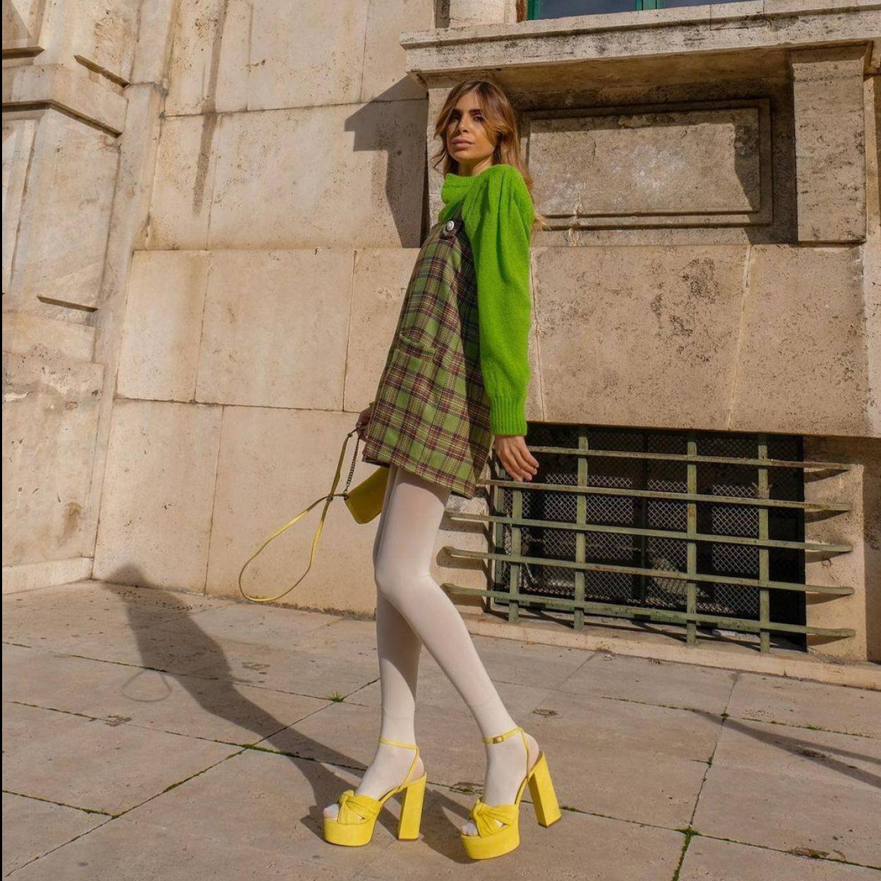 Pincha en la imagen para ver Estas blusas blancas súper románticas que acaban de llegar a Zara son las que mejor te quedarán con vaqueros esta primavera