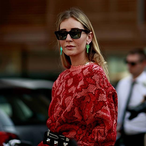 Sudadera roja, pantalones culotte y unas sneakers: crea un look cómodo y estiloso con estas prendas made in Spain