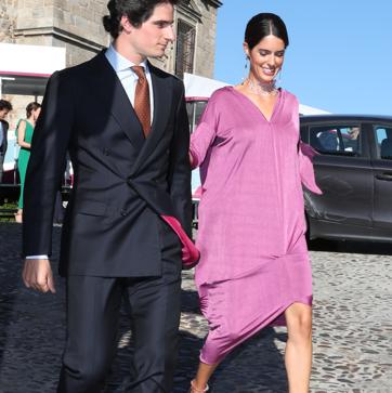 Imagen secundaria 1 - Sofía Palazuelo con sus vestidos de invitada perfecta: de Inés Domecq en el bautizo de su hija, de Duyos en la boda de Jaime Palazuelo y demostrando que el blanco (con bordados) también es para una boda.