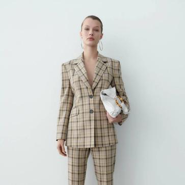 Imagen secundaria 1 - Estas son las blazers de colores, estampados y tejidos tendencia que más le gustan a Naty Abascal y que vas a querer llevar en tu armario