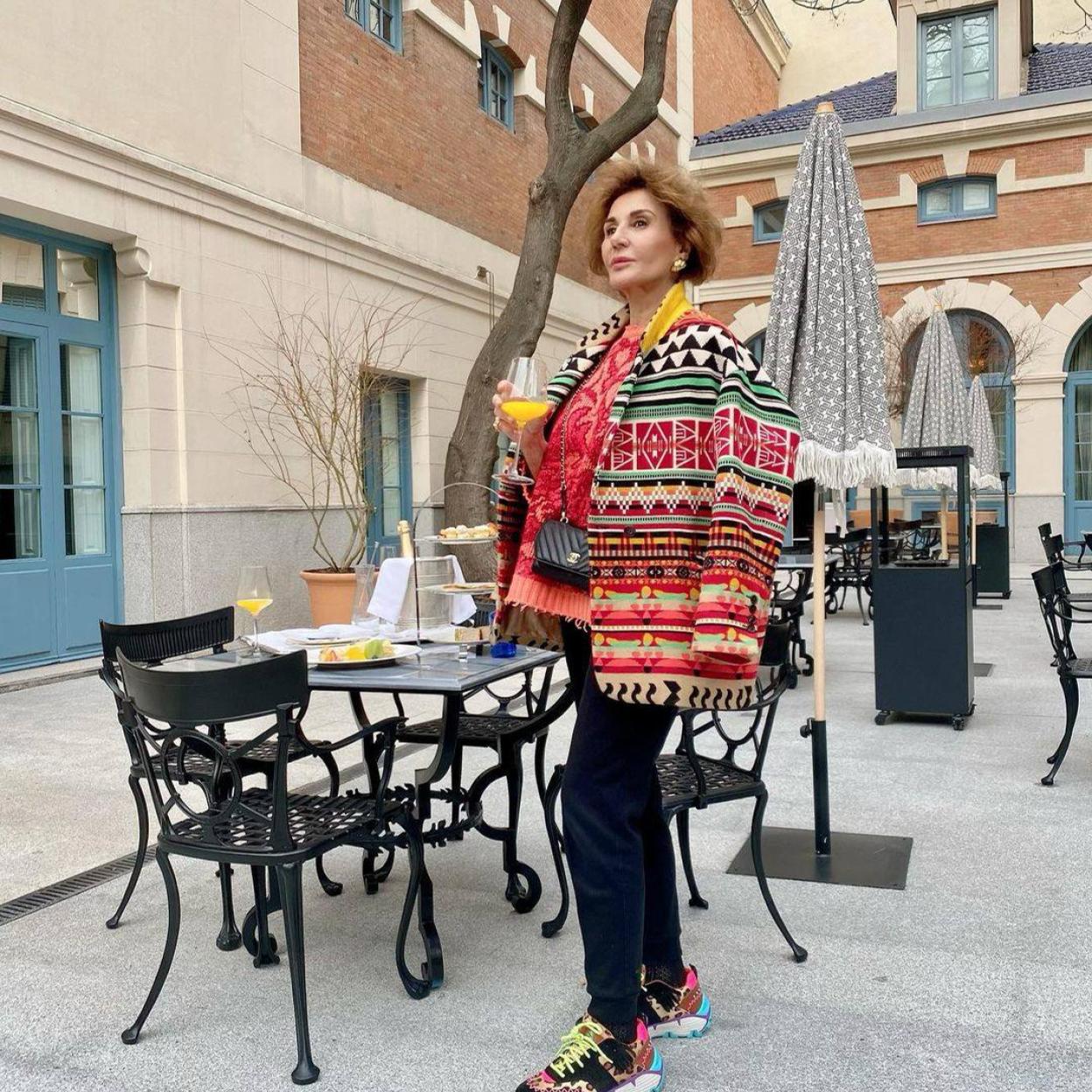 Pincha en la imagen para ver No te pierdas las blazers que hemos fichado para las rebajas y van a elevar cualquier estilismo con pantalones y faldas