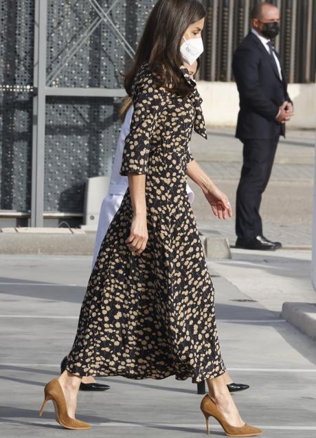 Imagen - Hemos copiado en Mango, Zara y H&M el vestido más cómodo y ponible de la Reina Letizia.