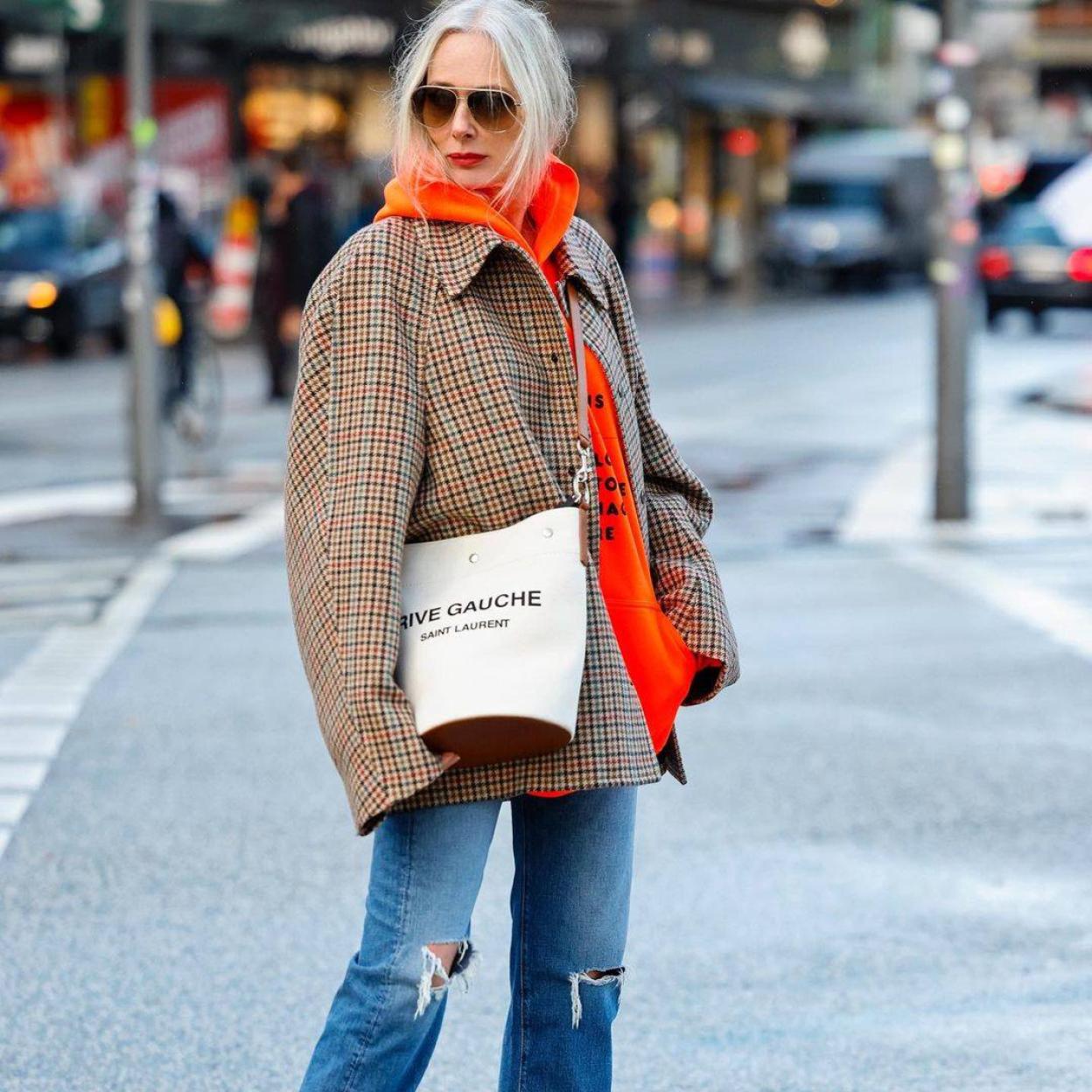 Pincha en la imagen para ver 7 sudaderas con capucha que van a rejuvenecer tus looks y van a convertirse en tu prenda fetiche esta temporada