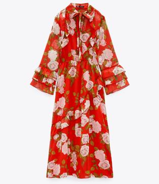 Imagen secundaria 1 - El vestido estampado con lazo de Mango cuesta 25.99 euros; el de maxi flores con pussy bow de Zara cuesta 49.99 euros y el fucsia (otro color feminista) de H&M, 59.99 euros.