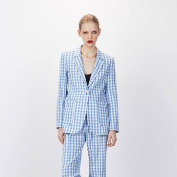 Imagen secundaria 1 - Estas son las blazers de colores, estampados y tejidos tendencia que más le gustan a Naty Abascal y que vas a querer llevar en tu armario