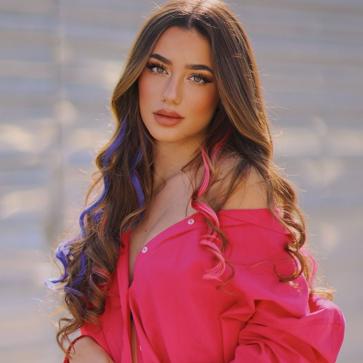 Imagen secundaria 1 - El cambio de look favorito de las famosas y súper tendencia tiene un color de pelo atrevido, pero muy rejuvenecedor que tienes que fichar