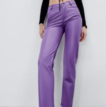 Imagen secundaria 1 - El favorecedor look morado de Ana Boyer que rejuvenece al instante y que puedes comprar muy barato en Zara y Mango