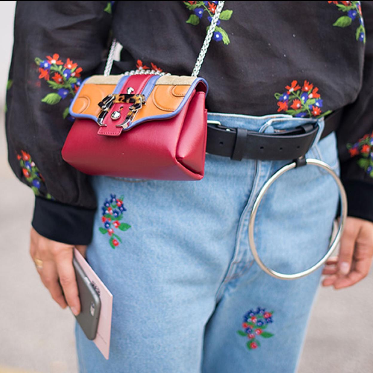 Adelántate a las tendencias con los pantalones vaqueros de Pull&Bear que nos acercan la primavera con un precioso bordado de margaritas