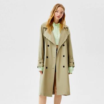 Imagen secundaria 1 - Las gabardinas originales de Bershka que triunfan en el street style son perfectas para primavera y entretiempo