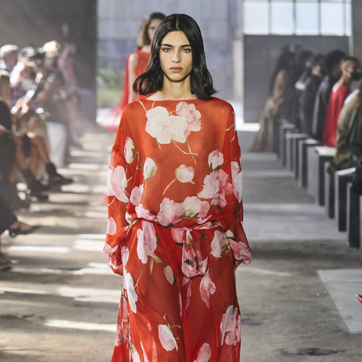 Vestido rojo con flores del desfile de Valentino. Pincha en la imagen para ver los mejores vestidos de color naranja.