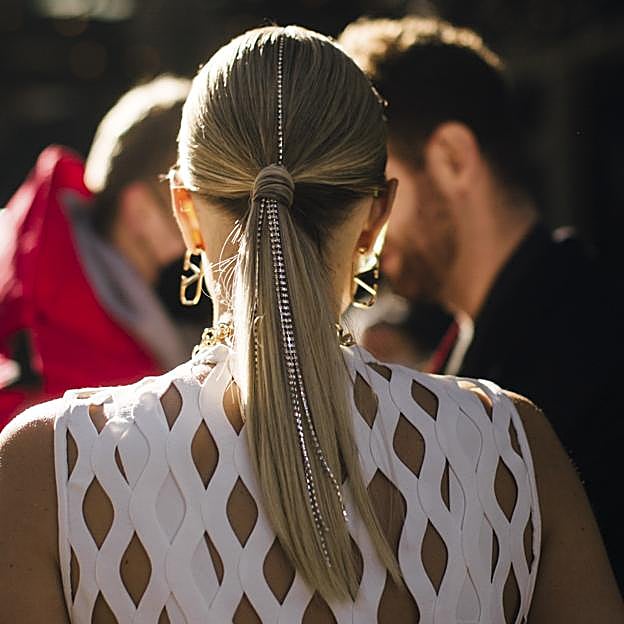 Imagen principal - Las dos coletas más espectaculares y bonitas que arrasan en el street style tienen un truco fácil que vas a querer copiar y sienta así de bien