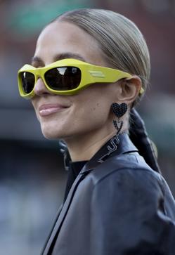 Imagen secundaria 2 - Las dos coletas más espectaculares y bonitas que arrasan en el street style tienen un truco fácil que vas a querer copiar y sienta así de bien