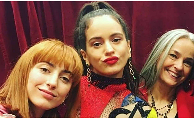 De izquierda a derecha, Pili, la hermana de Rosalía, la cantante catalana y su madre, Pilar Tobella. 