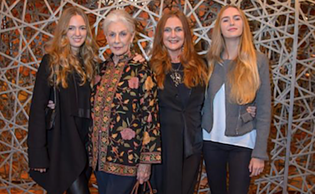 Fiona Campbell-Walter posa con su hija, Francesa Thyssen Bornemisza, y sus dos nietas. 