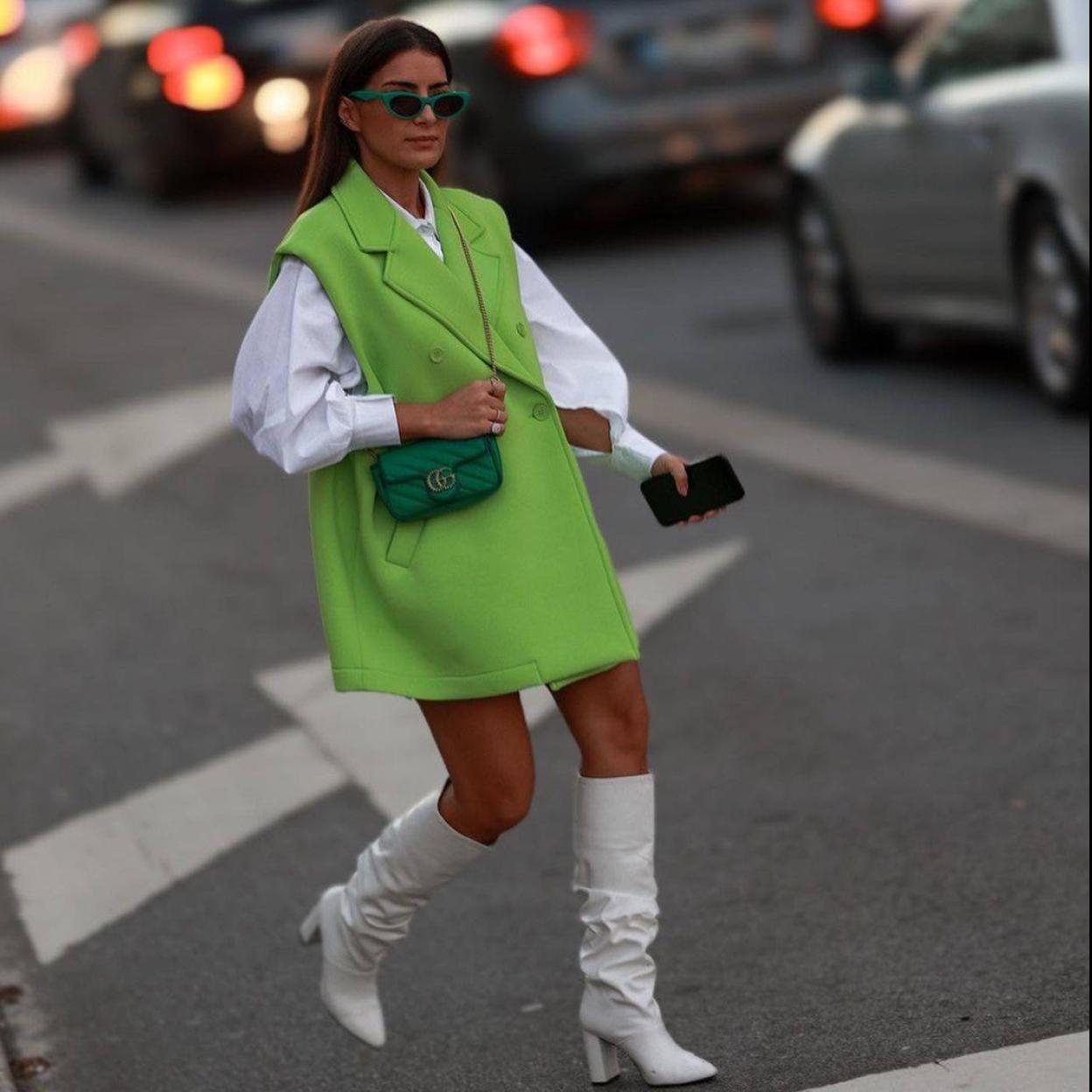 Pincha en la imagen para ver ¡Alerta chollo! Los vestidos camiseros más bonitos de la temporada están en las rebajas de Stradivarius y no te vas a cansar de ponértelos