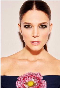 Imagen secundaria 2 - El truco del maquillaje antiedad de las famosas de más de 50: una base que alisa la piel del rostro, escote, brazos y espalda y la deja sin imperfecciones