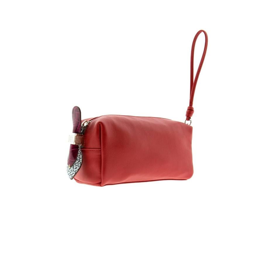 ¿Cena con las amigas? El clutch Nenúfar de la firma española Box San Sebastián será tu mejor aliado. Tiene el tamaño perfecto para llevar lo imprescindible. Puede ser tuyo por 260 euros.