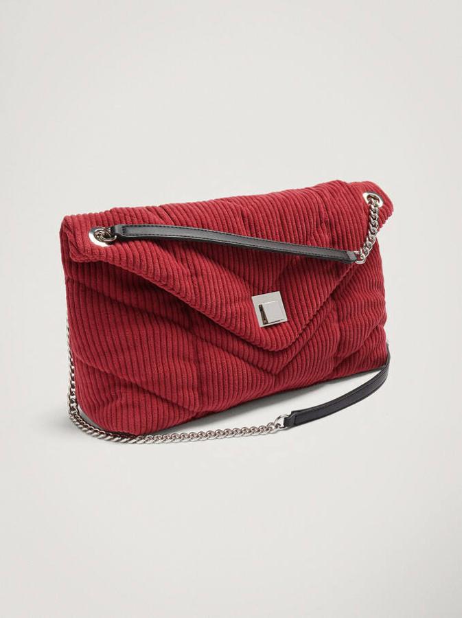 Parfois nos trae un bolso de hombro hecho de pana. Cuenta con un asa de cadena con hombrera, así como con un cierre de solapa. En cuanto a su precio, es de 25,99 euros.