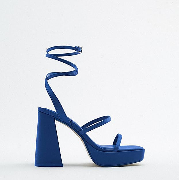 Imagen principal - 1. Sandalias de tiras con plataforma en color azul de Zara (49,99 euros). 2. Cazadora fluida de corte oversize de Zara (35,99 euros). 3. Sandalias de tiras con plataforma y tacón ancho de Zara (49,99 euros). 