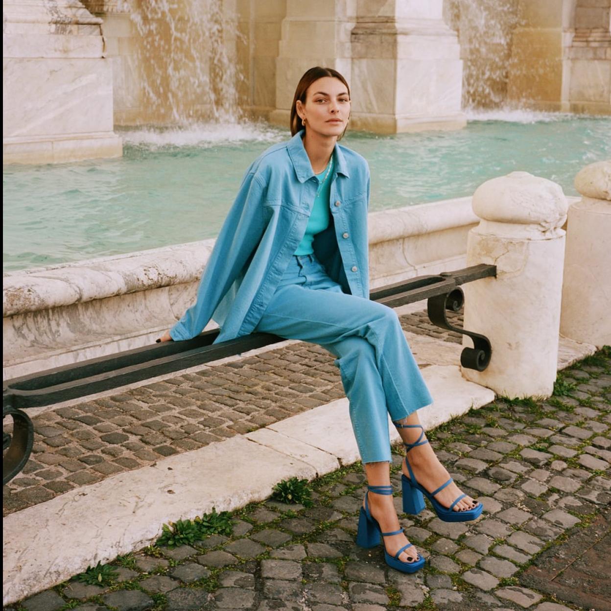 Las nuevas propuestas de Zara apuestan por los looks a todo color donde el azul es el auténtico protagonista. Descubre otras novedades que acaban de aterrizar en las tiendas. 