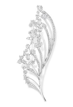 Imagen secundaria 2 - PIEZAS ÚNICAS. Dos piezas de la colección Déferlante: una de las partes de la sortija desmontable se convierte en broche. Abajo, broche de oro y brillantes..